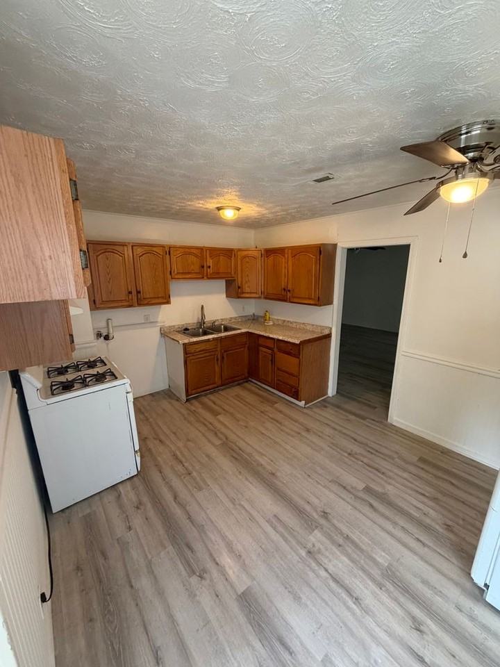 3241 Buckner St - Photo 3 of 8