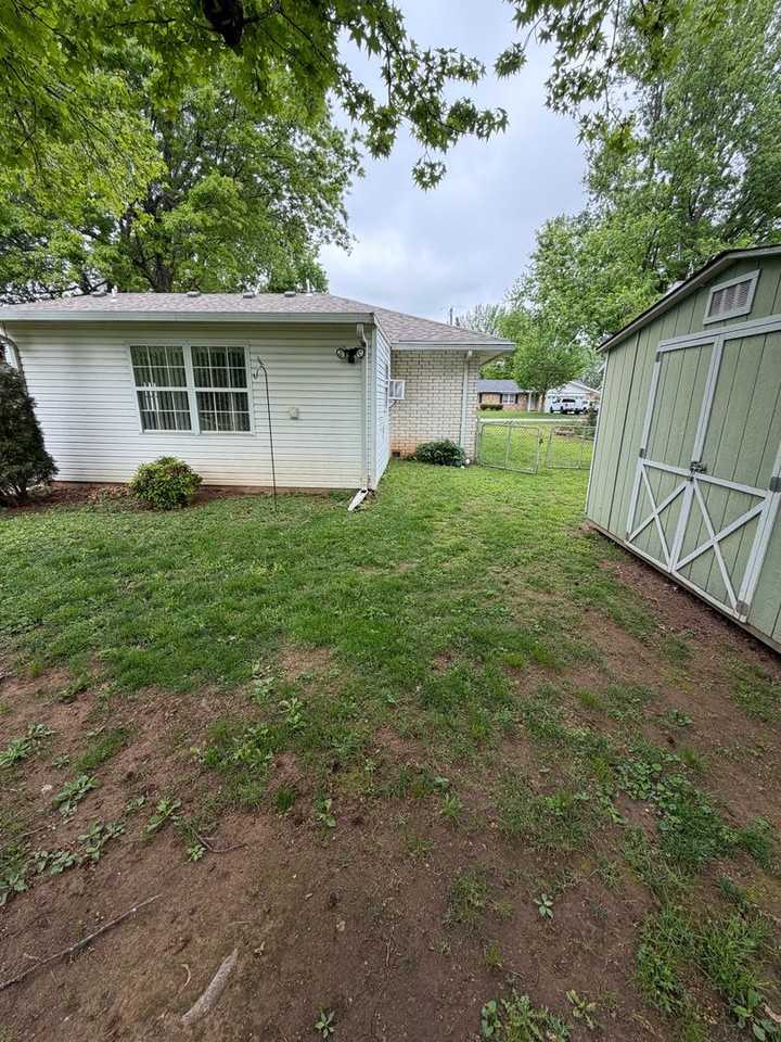 412 S Duke Ave - Photo 4 of 30