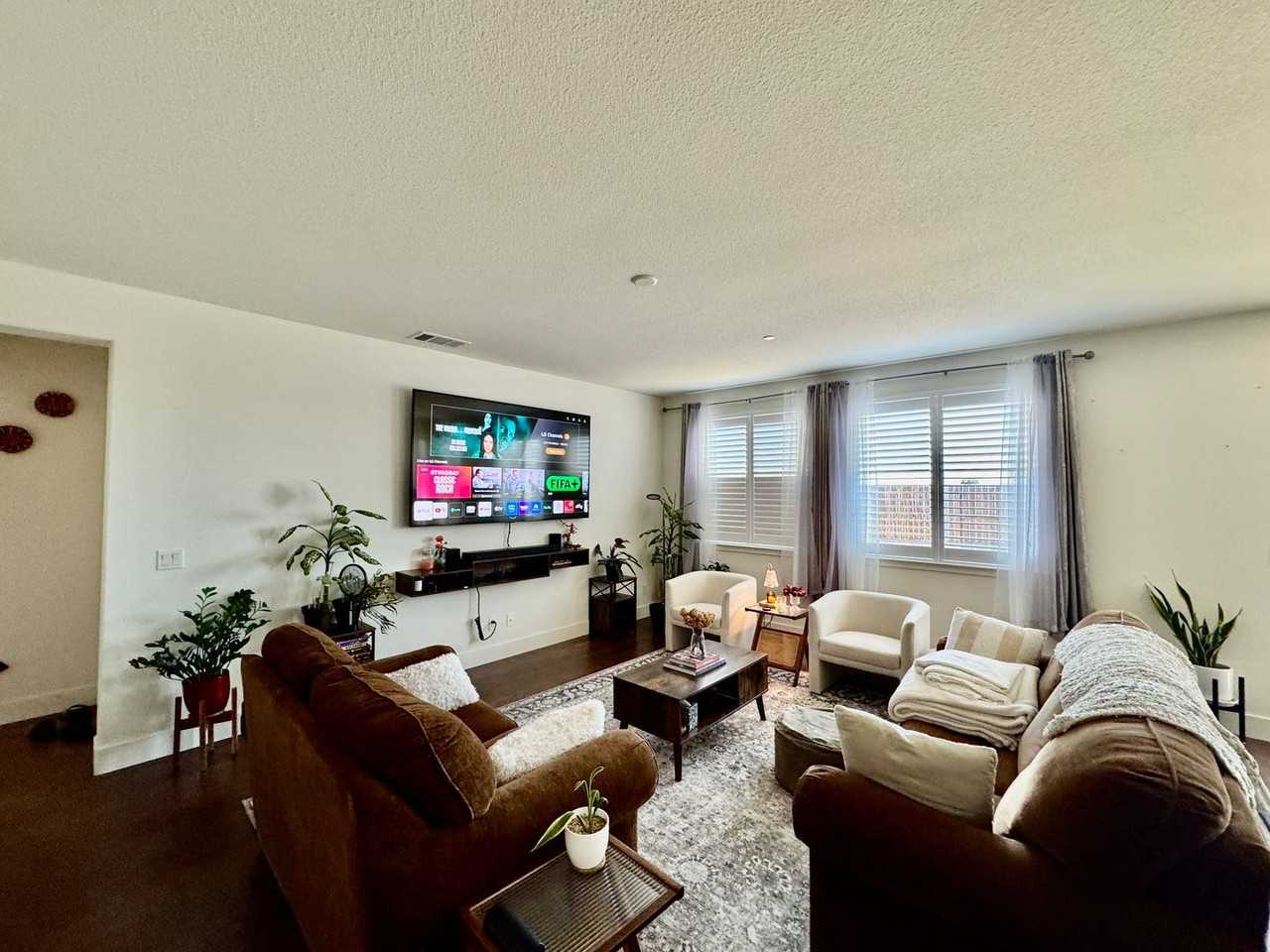 1121 Pearl Dr - Photo 2 of 11