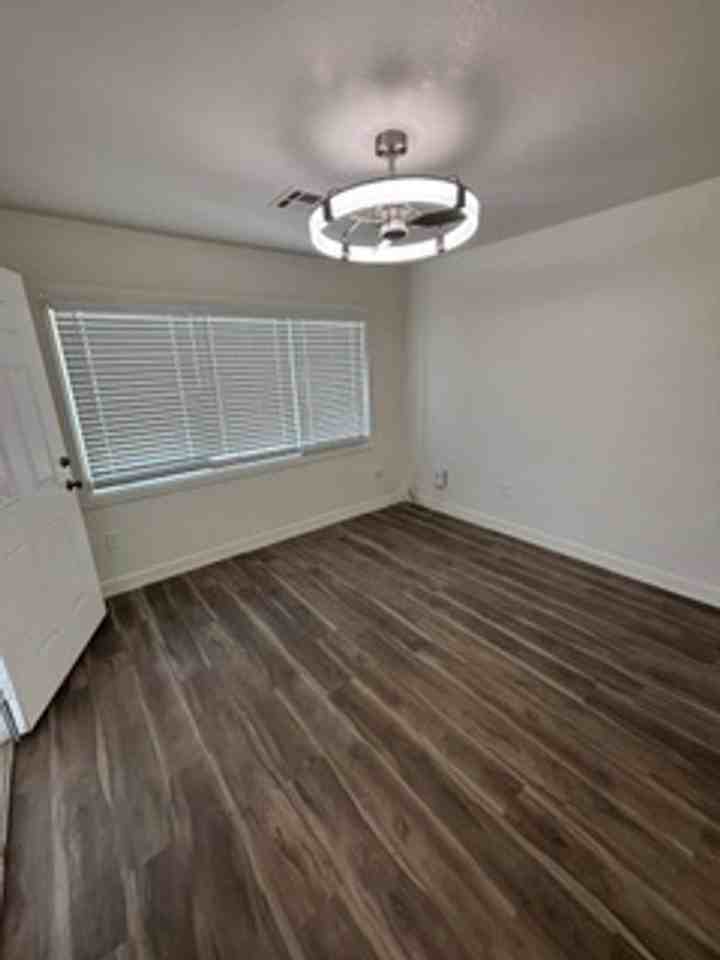 502 E Cody Dr - Photo 4 of 34