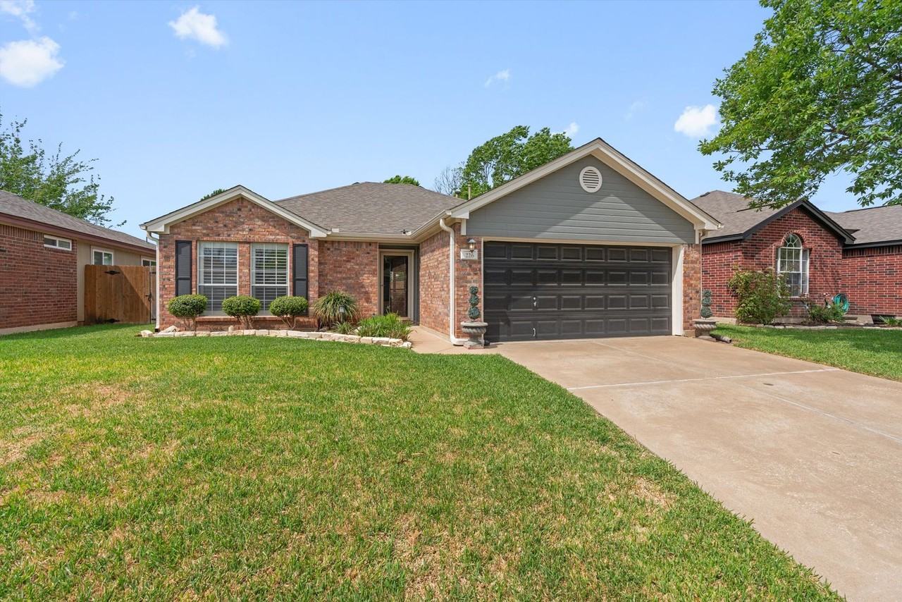226 Claris Ln - Photo 2 of 32