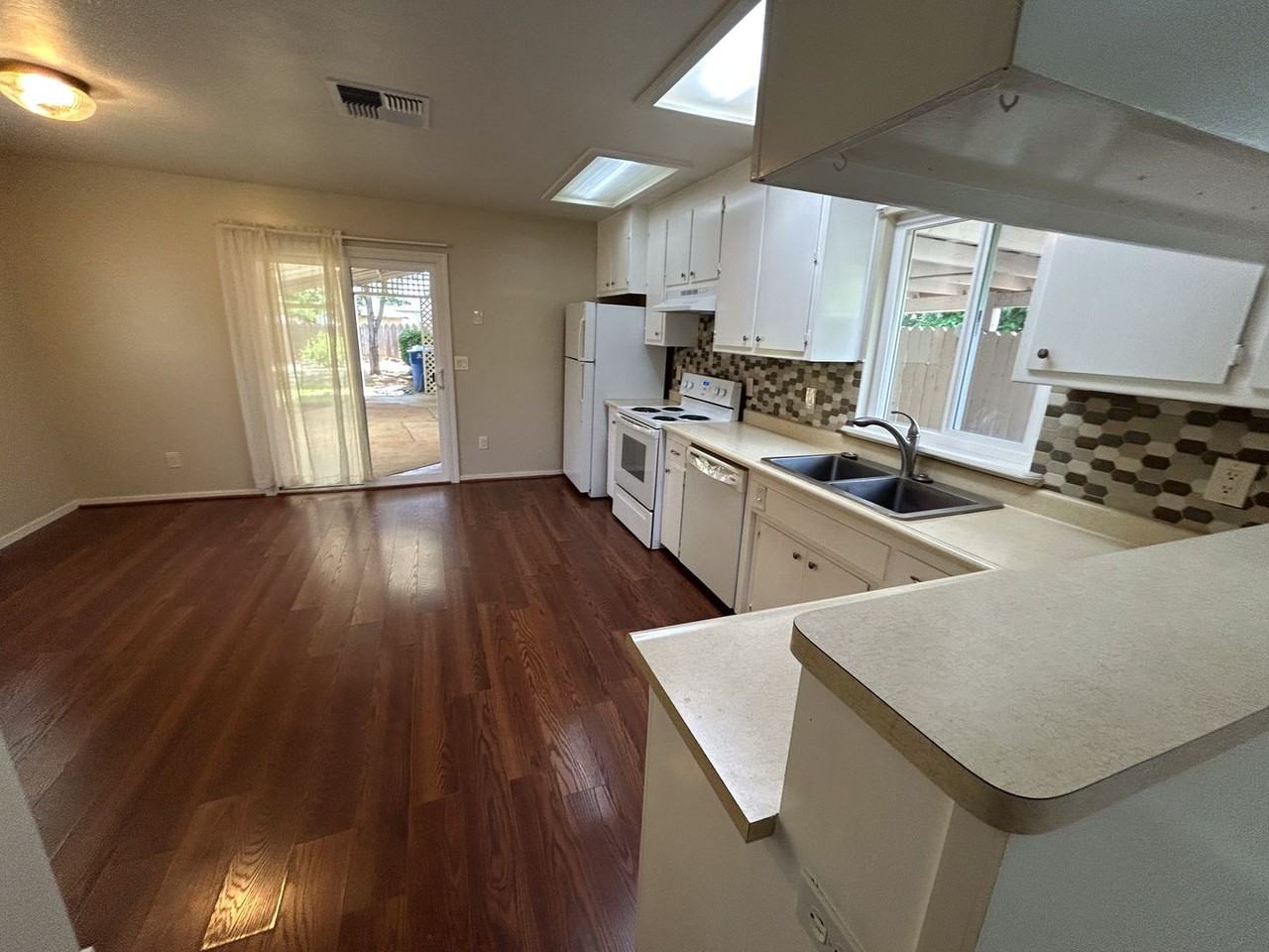 2821 Blue View St - Photo 4 of 13