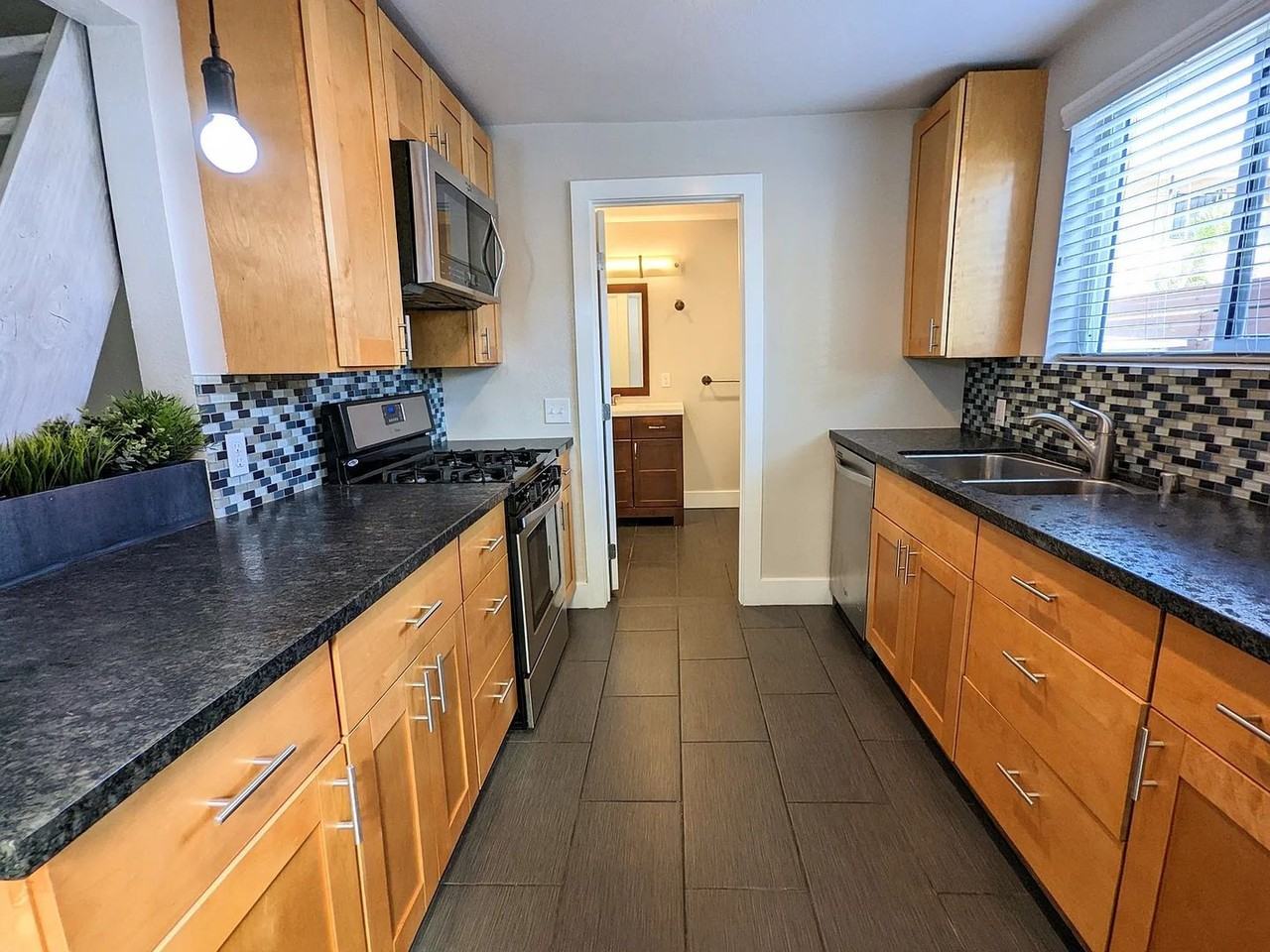4321 1/2 Louisiana St - Photo 5 of 11