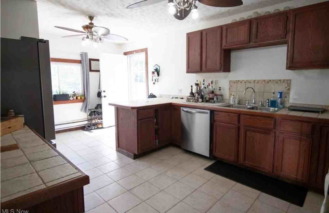 1614 E 49th St - Photo 7 of 28