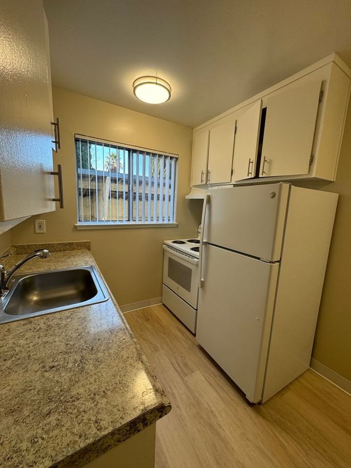 925 N Bayshore Rd W #7 - Photo 4 of 10