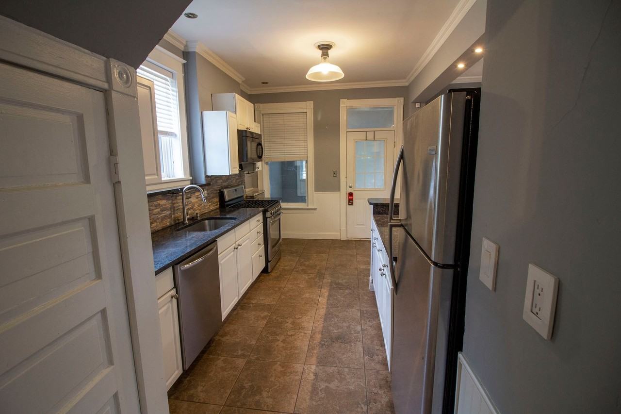 1034 Blendon Pl - Photo 3 of 27