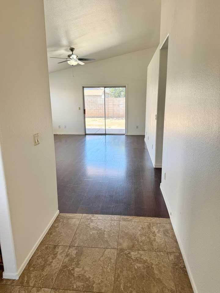 7707 W Rancho Dr - Photo 3 of 31