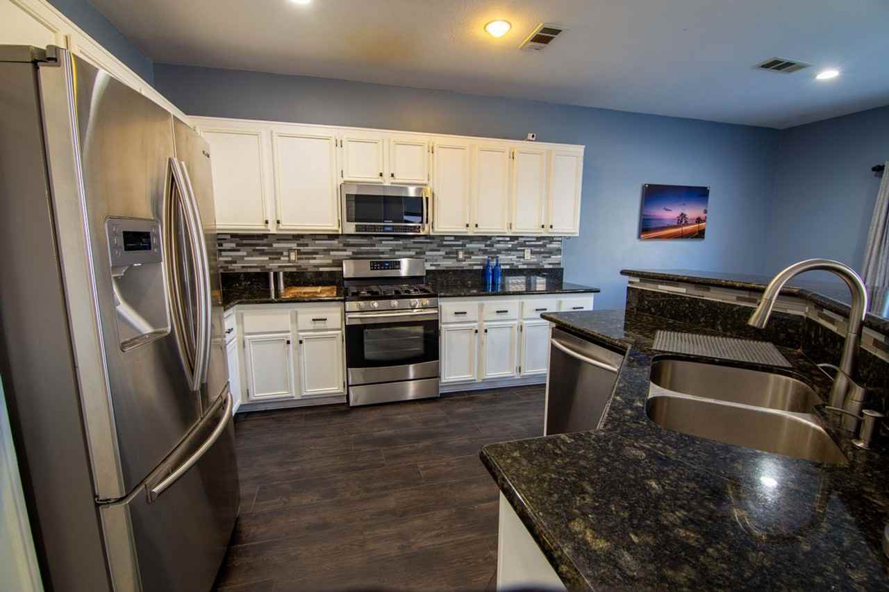 13411 Hawthorn Ave - Photo 2 of 17