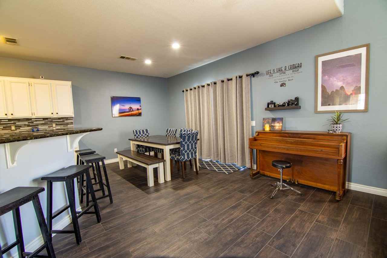 13411 Hawthorn Ave - Photo 3 of 17