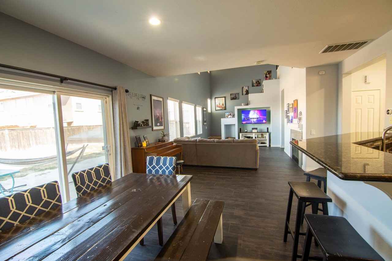 13411 Hawthorn Ave - Photo 4 of 17