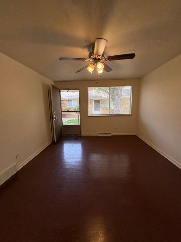 Eight Place Apartments - Photo 3 of 13