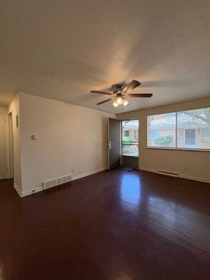 Eight Place Apartments - Photo 4 of 13