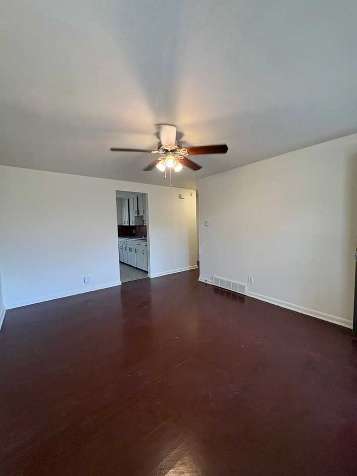 Eight Place Apartments - Photo 5 of 13