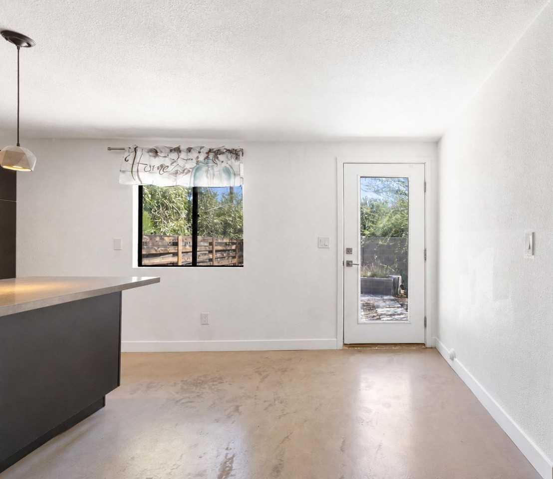 934 W Parkway Blvd - Photo 4 of 24
