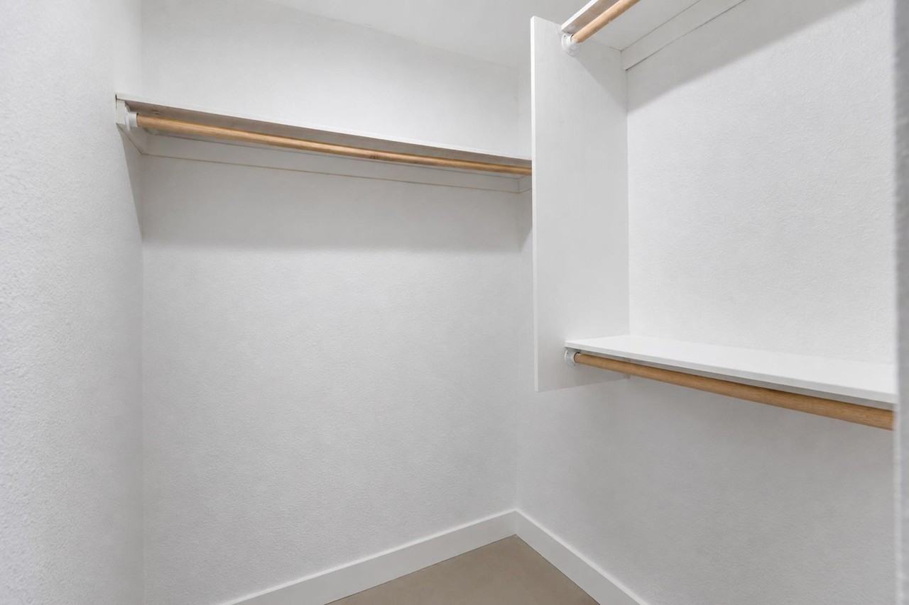 934 W Parkway Blvd - Photo 5 of 24