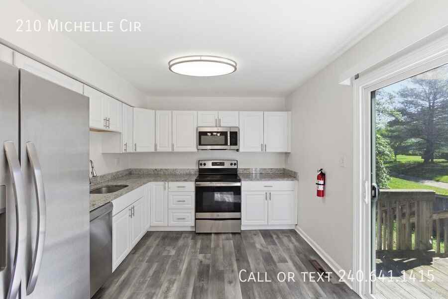 210 Michele Cir - Photo 6 of 25