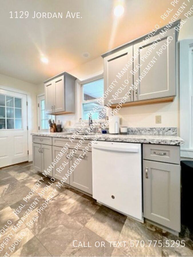 1129 Jordan Ave - Photo 4 of 15