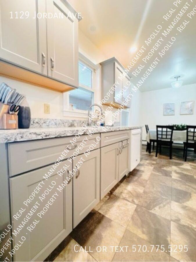 1129 Jordan Ave - Photo 5 of 15