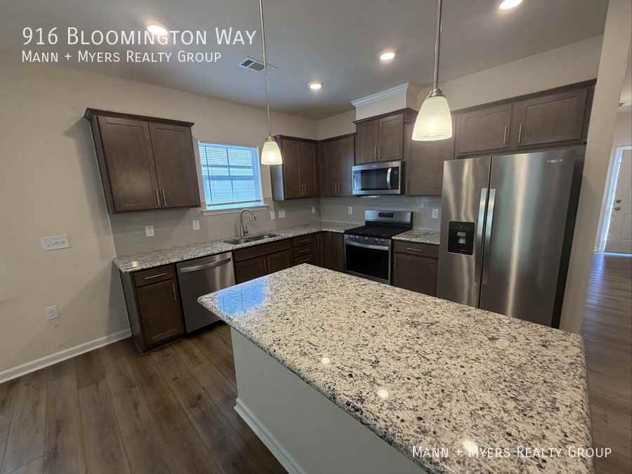 916 Bloomington Way - Photo 2 of 14