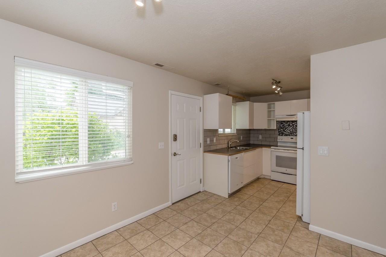 2270 S 700 E #2270 - Photo 5 of 18