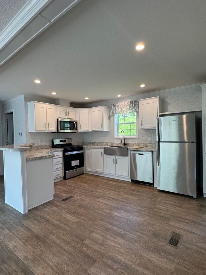 465 Royal Manor Rd #8 - Photo 4 of 13
