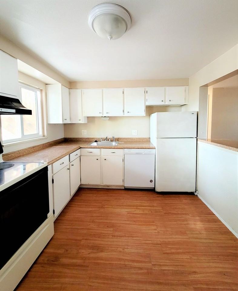 1035 Magnolia St - Photo 3 of 10
