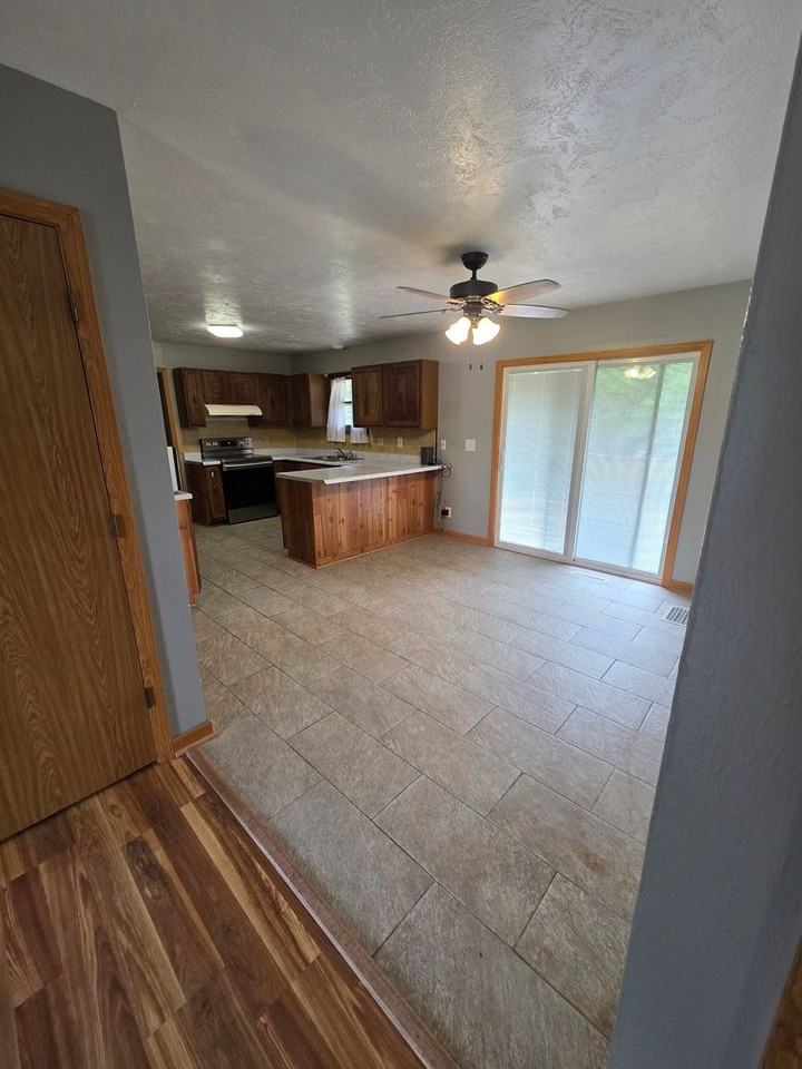 501 Adare Rd - Photo 3 of 18