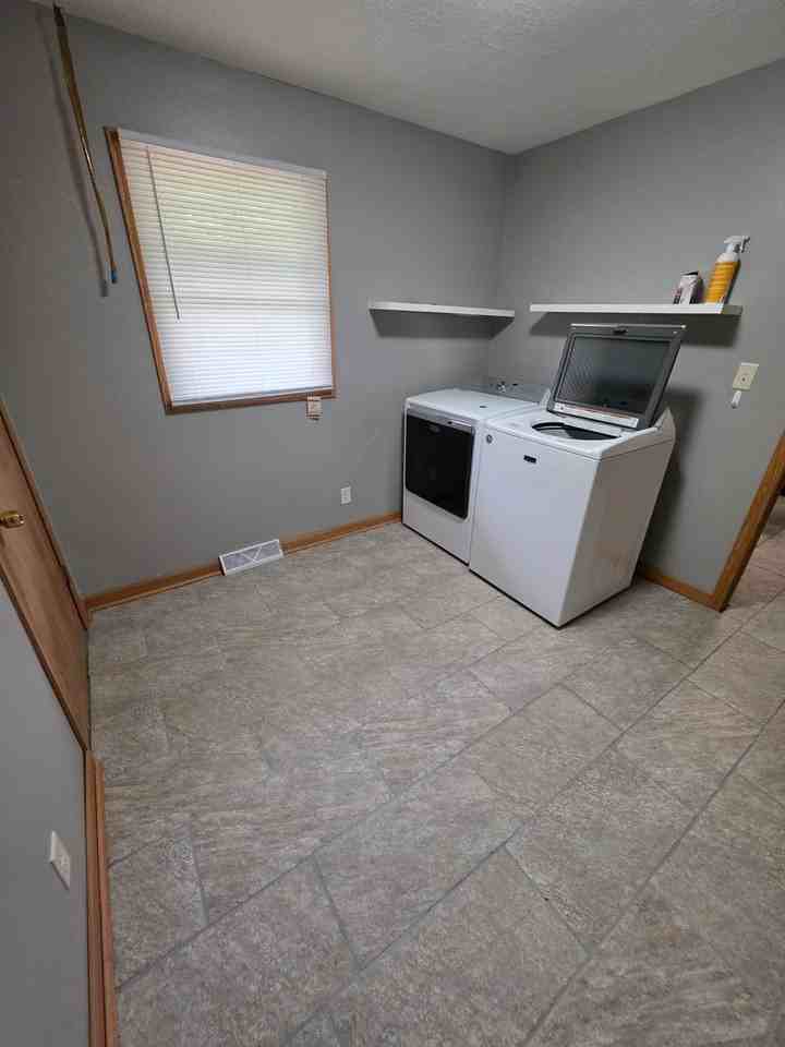 501 Adare Rd - Photo 4 of 18