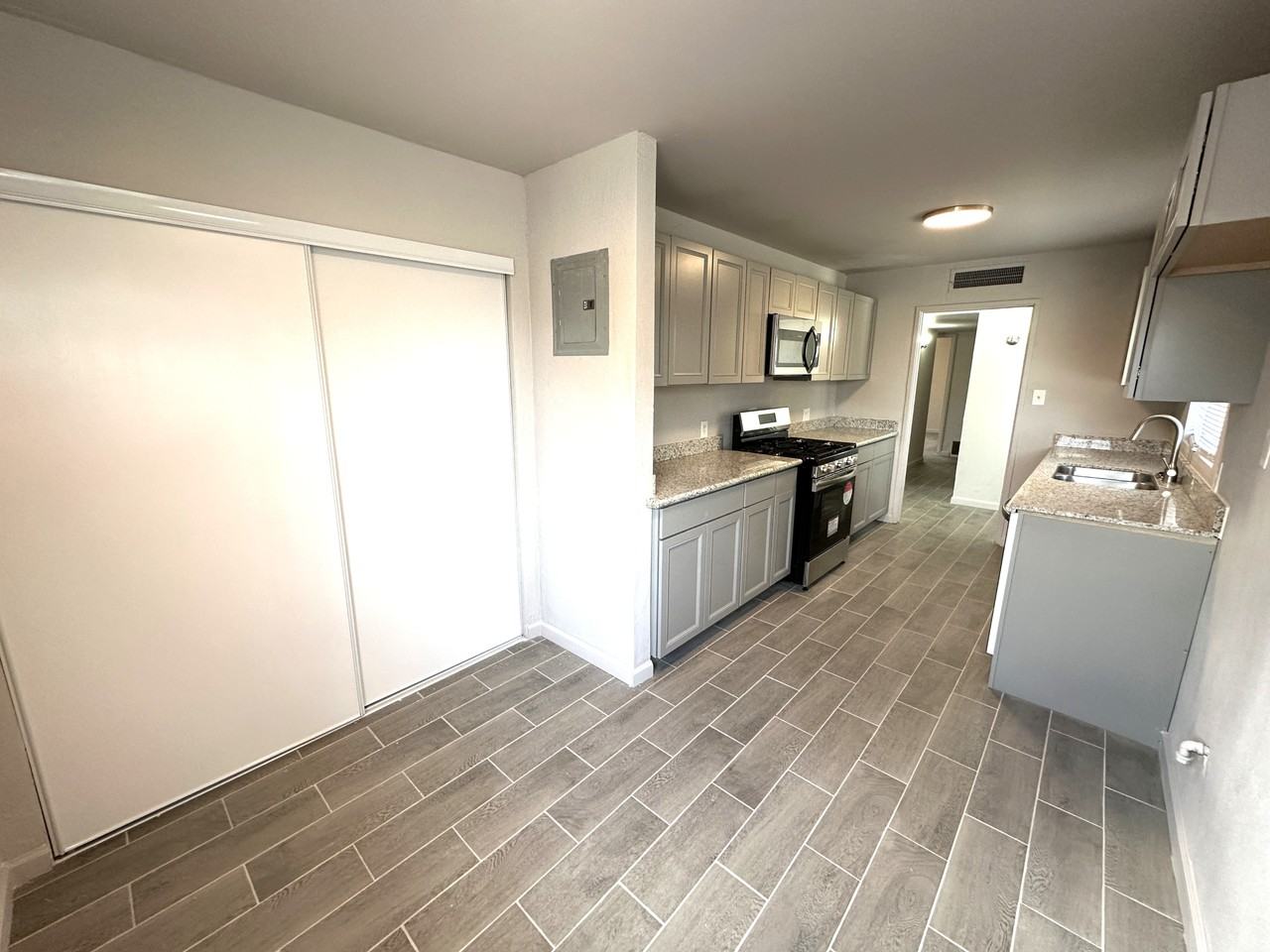 1928 W 17th St - Photo 5 of 19