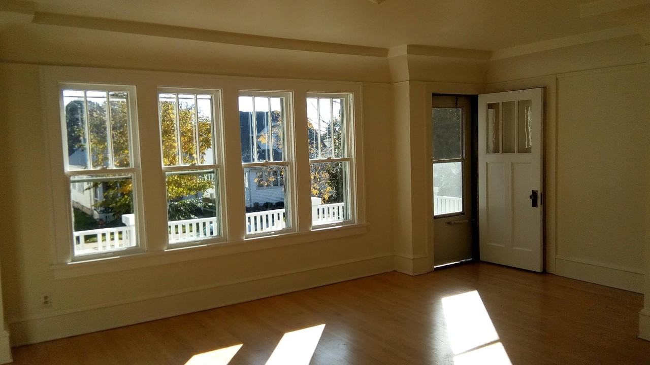 1900 East Jarvis Street, Unit Upper - Photo 4 of 12