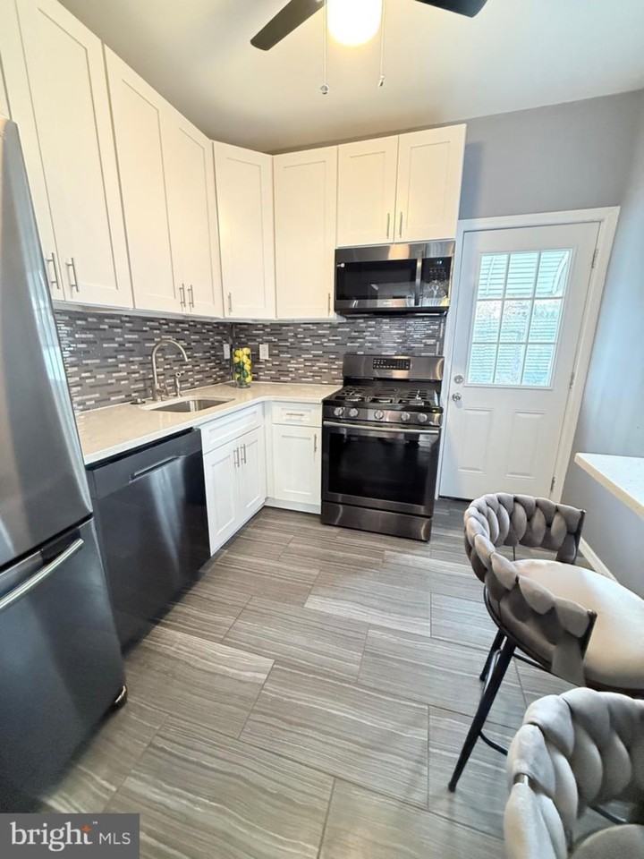 3146 Mercer St #1 - Photo 3 of 18