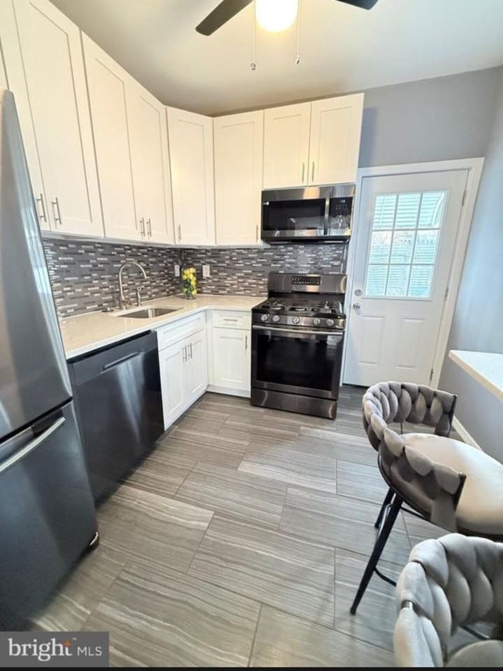 3146 Mercer St #1 - Photo 4 of 24
