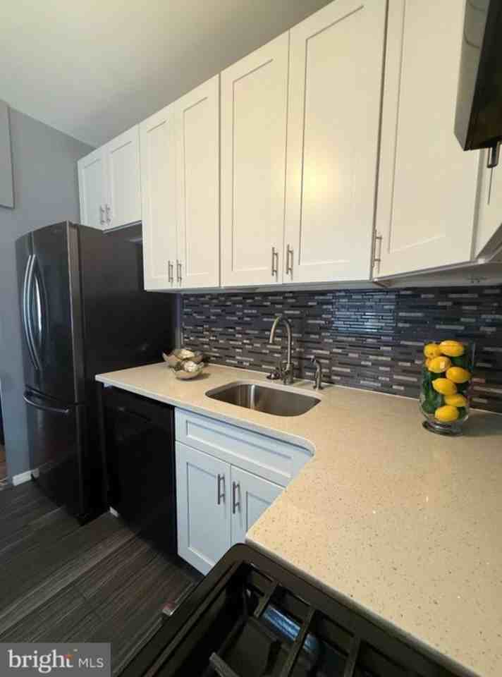 3146 Mercer St #1 - Photo 6 of 24