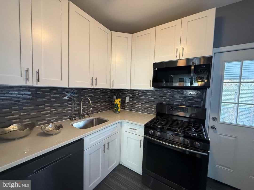3146 Mercer St #1 - Photo 7 of 24