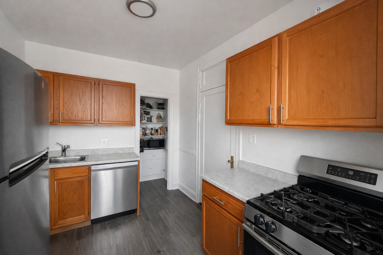 2344 W Addison St #F2 - Photo 5 of 9