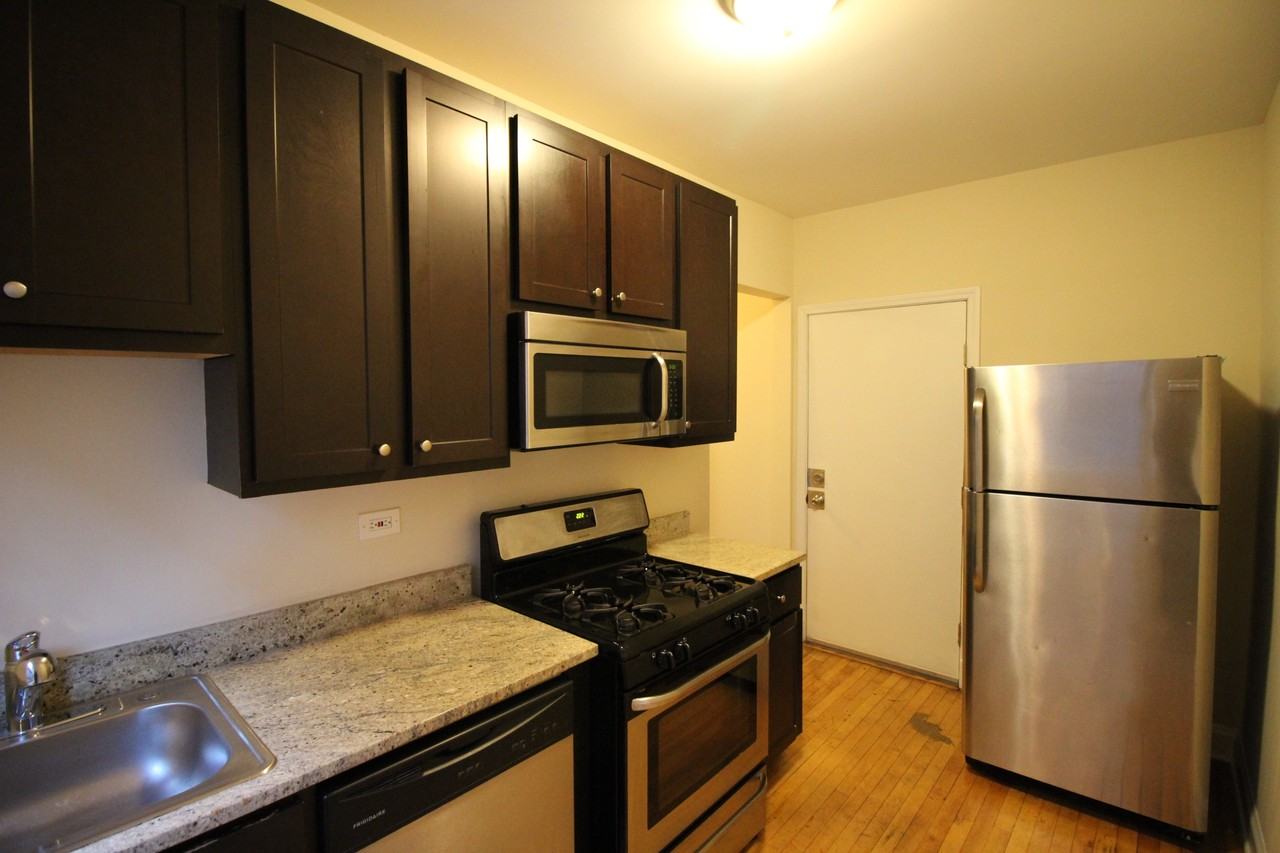 2318 W Granville Ave #3 - Photo 4 of 12
