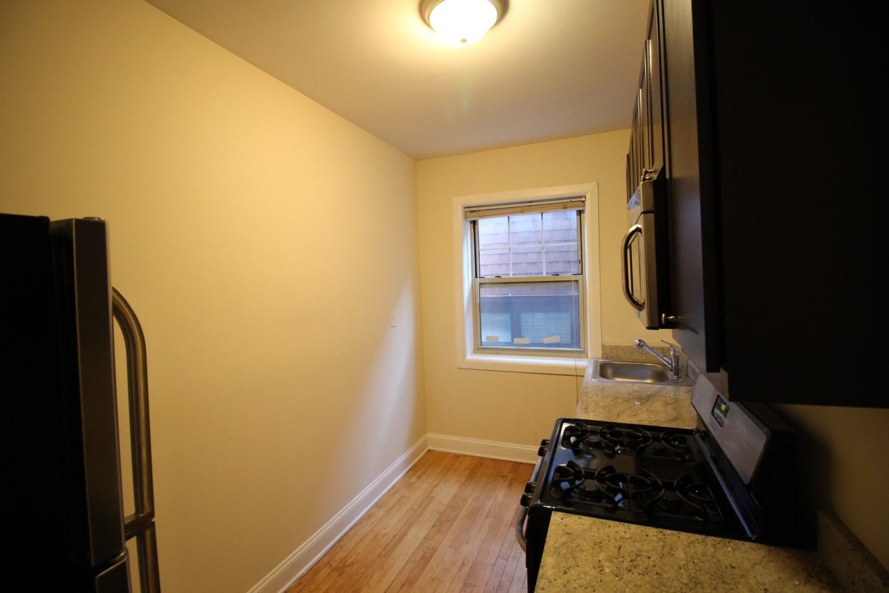2318 W Granville Ave #3 - Photo 5 of 12