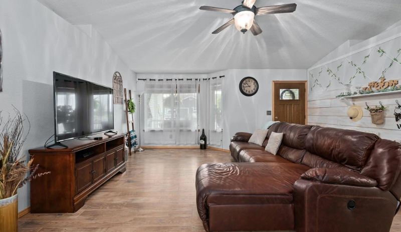 1043 Nw Kloe St - Photo 4 of 22
