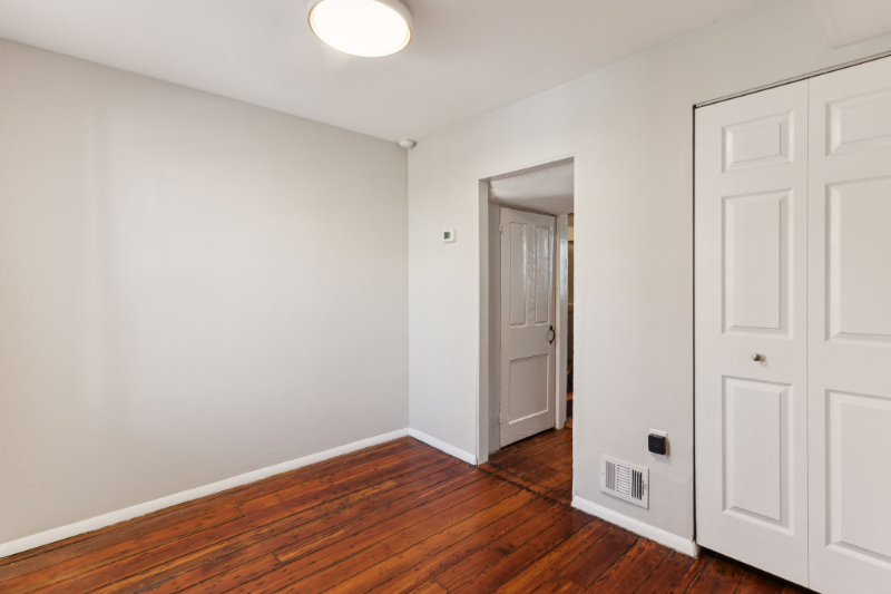 304 Sears St - Photo 6 of 34