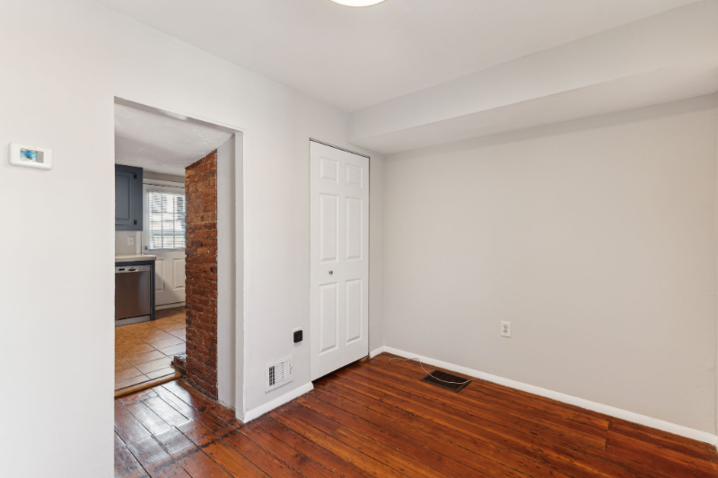 304 Sears St - Photo 7 of 34