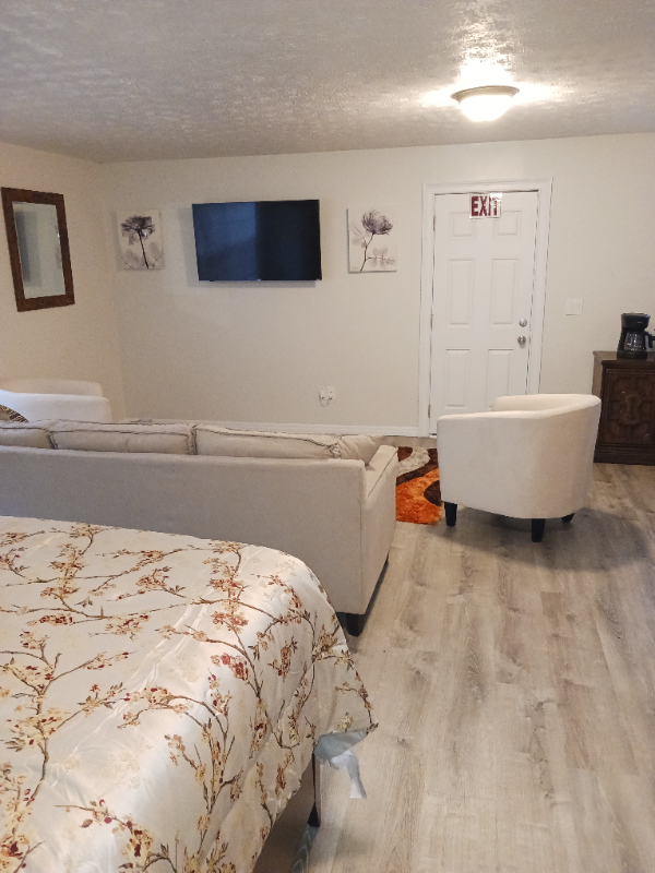 1260 Grove Park Dr - Photo 4 of 8