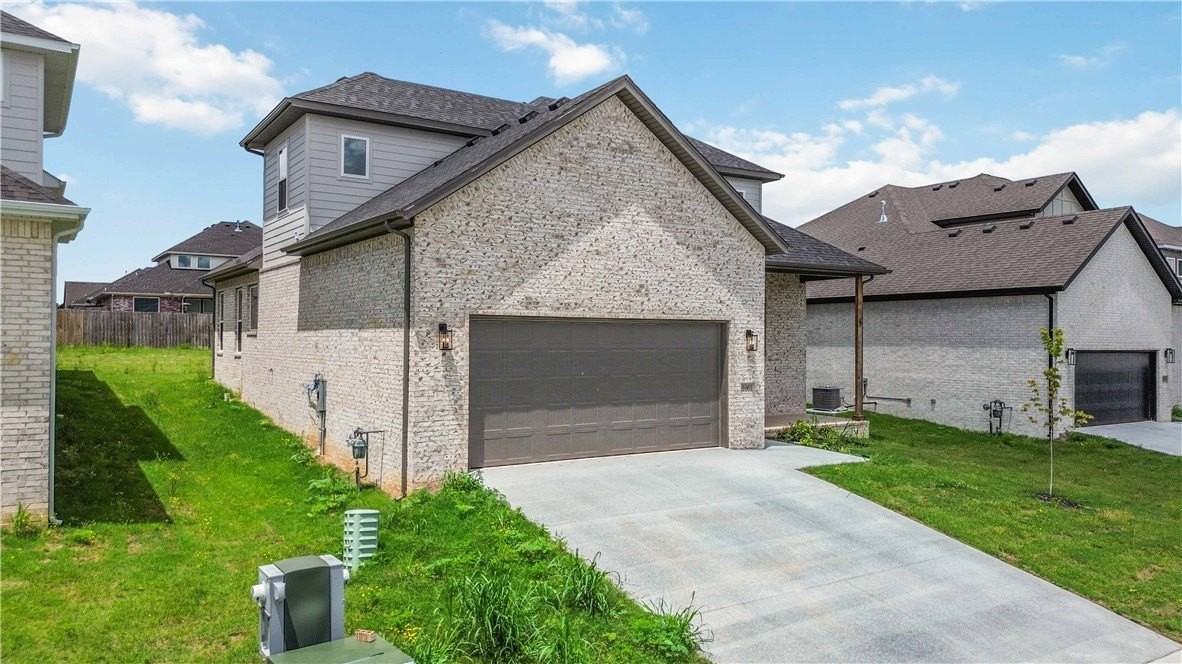 1061 Whistler St - Photo 3 of 31