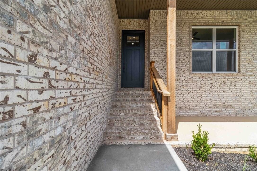 1061 Whistler St - Photo 4 of 31