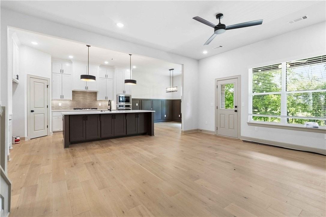 1070 Whistler Street - Photo 6 of 32