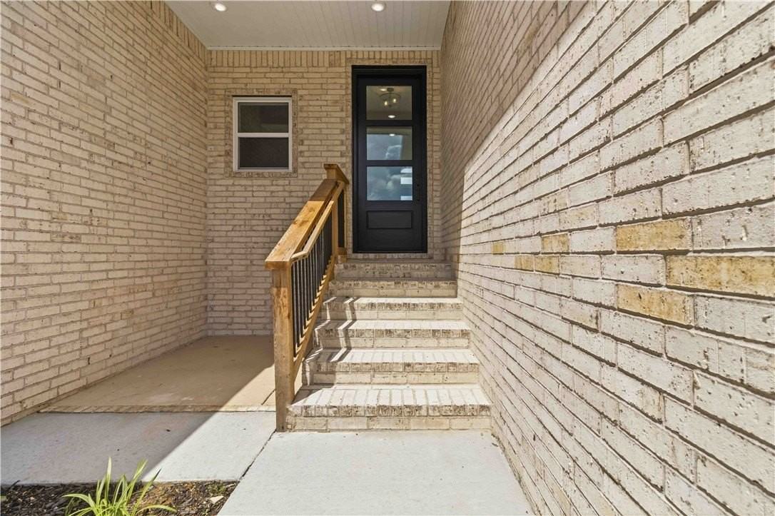 1071 Whistler Street - Photo 4 of 40