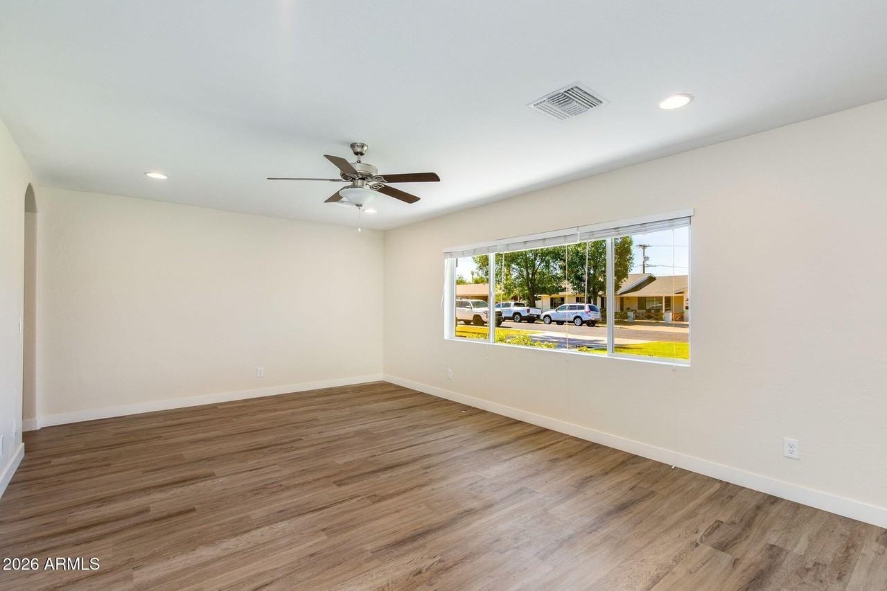 5002 E Mitchell Dr - Photo 4 of 45