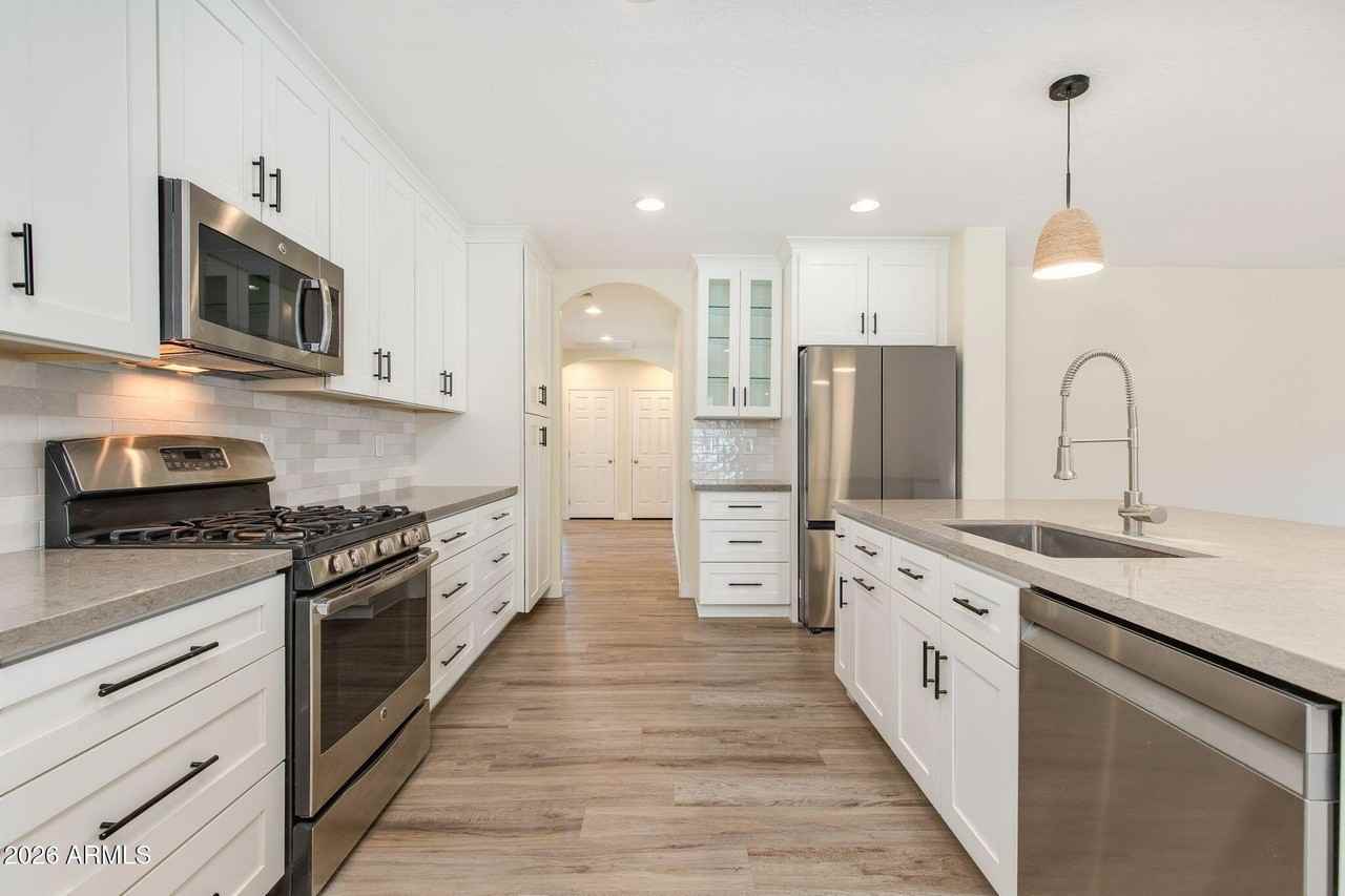 5002 E Mitchell Dr - Photo 7 of 45