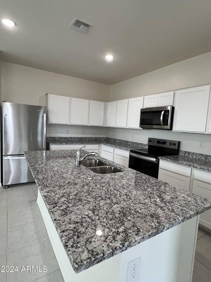 2004 E Driftwood Dr - Photo 4 of 24