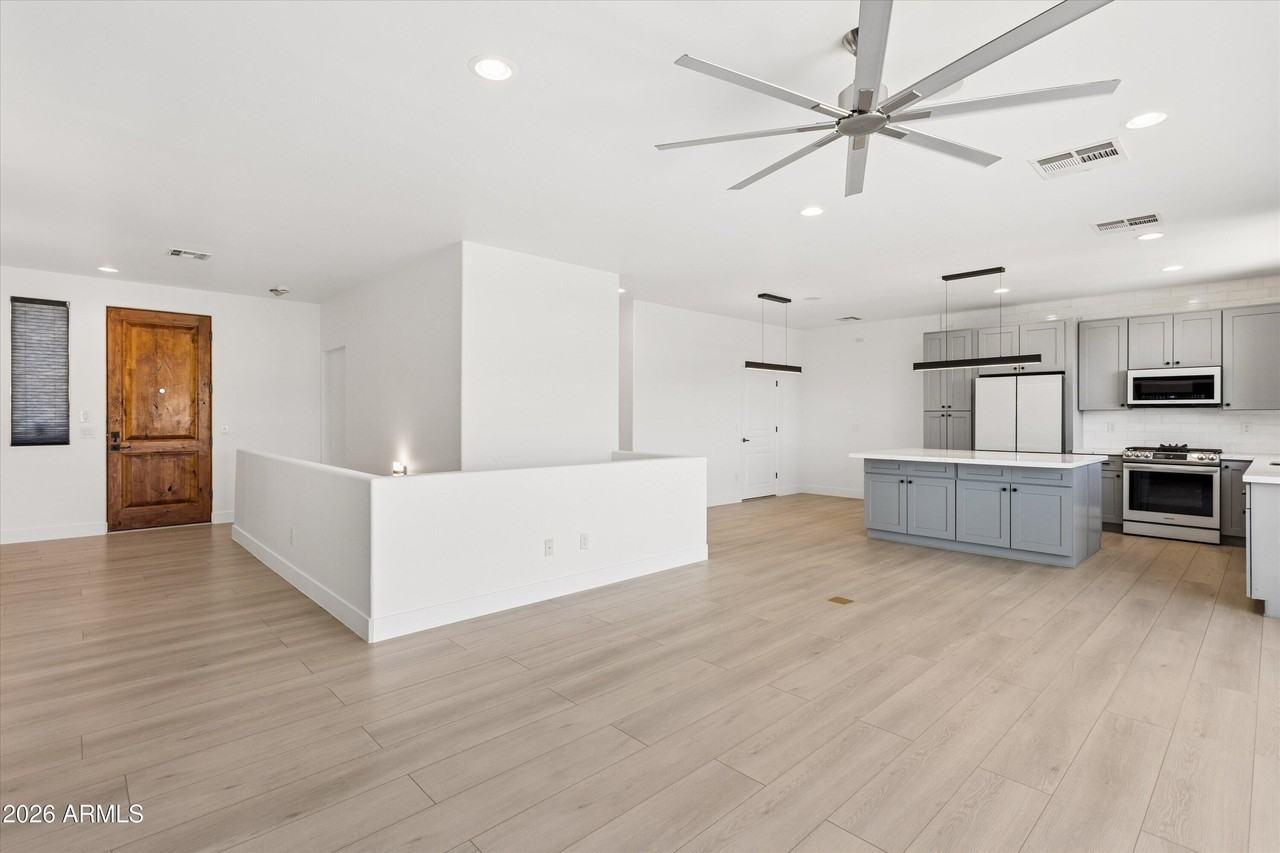 10011 N 1st Ave - Photo 5 of 43