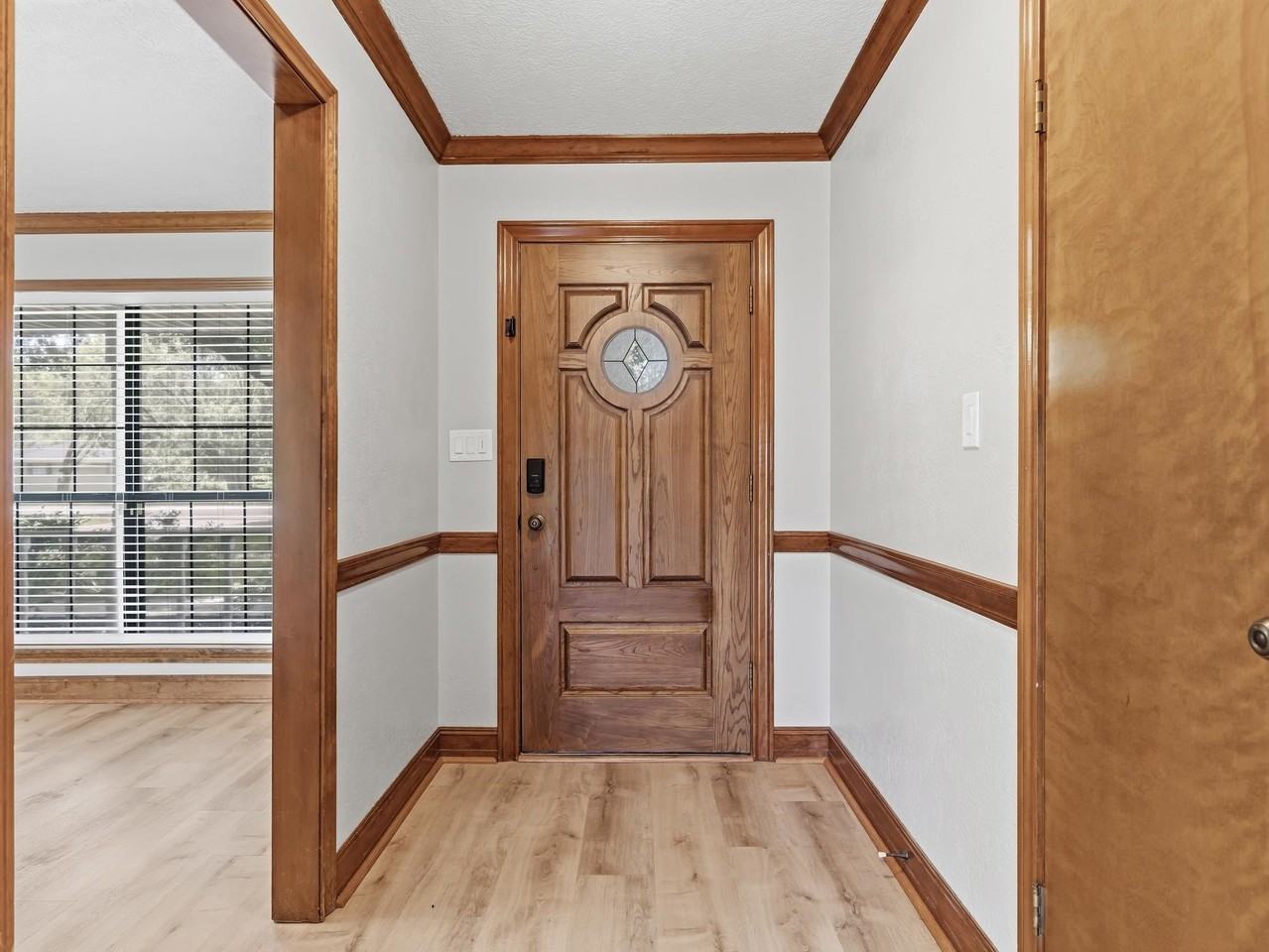 6970 Ellen Ln - Photo 5 of 34
